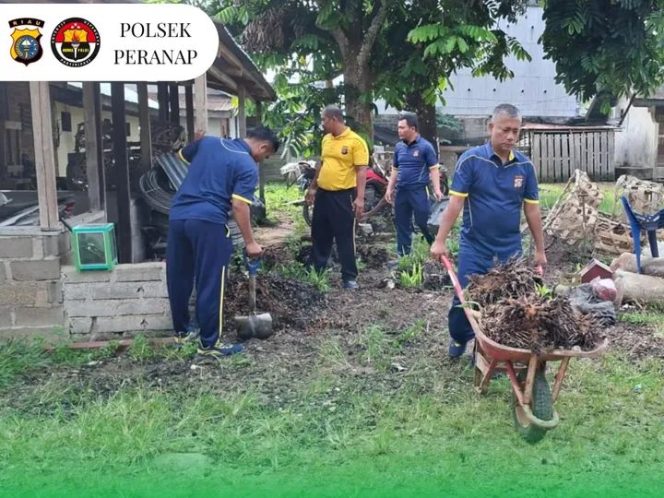 
					Jumat Bersih : Polsek Peranap Lakukan Gotong Royong Bersihkan Mako   
