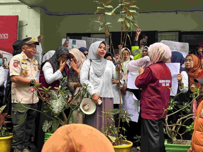 
					Ratusan Guru PAUD Maros Demo di Tengah Derasnya Hujan, Tuntut Solusi Penghapusan Honor Rp5,9 Miliar DPA 2026